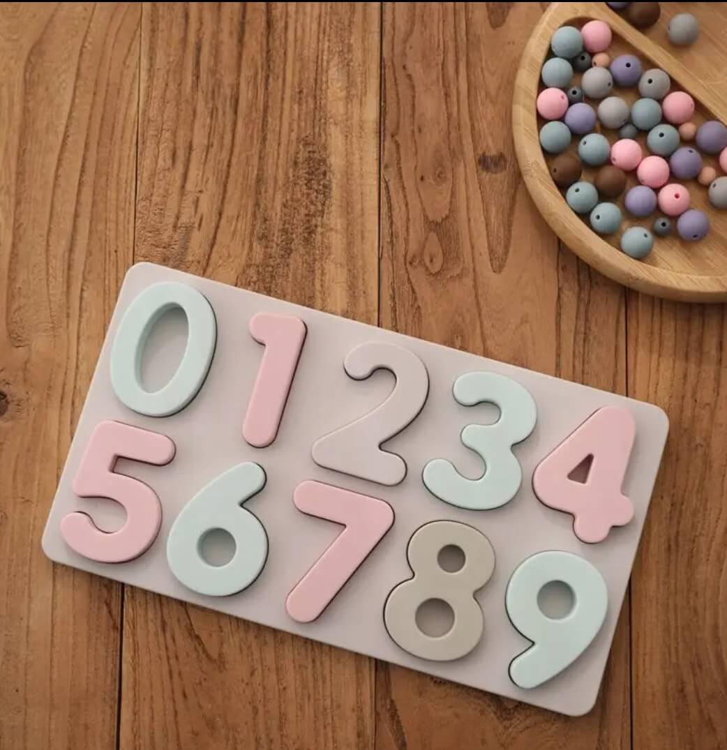 Puzzle σιλικόνης με νούμερα σε βάση από σιλικόνη.