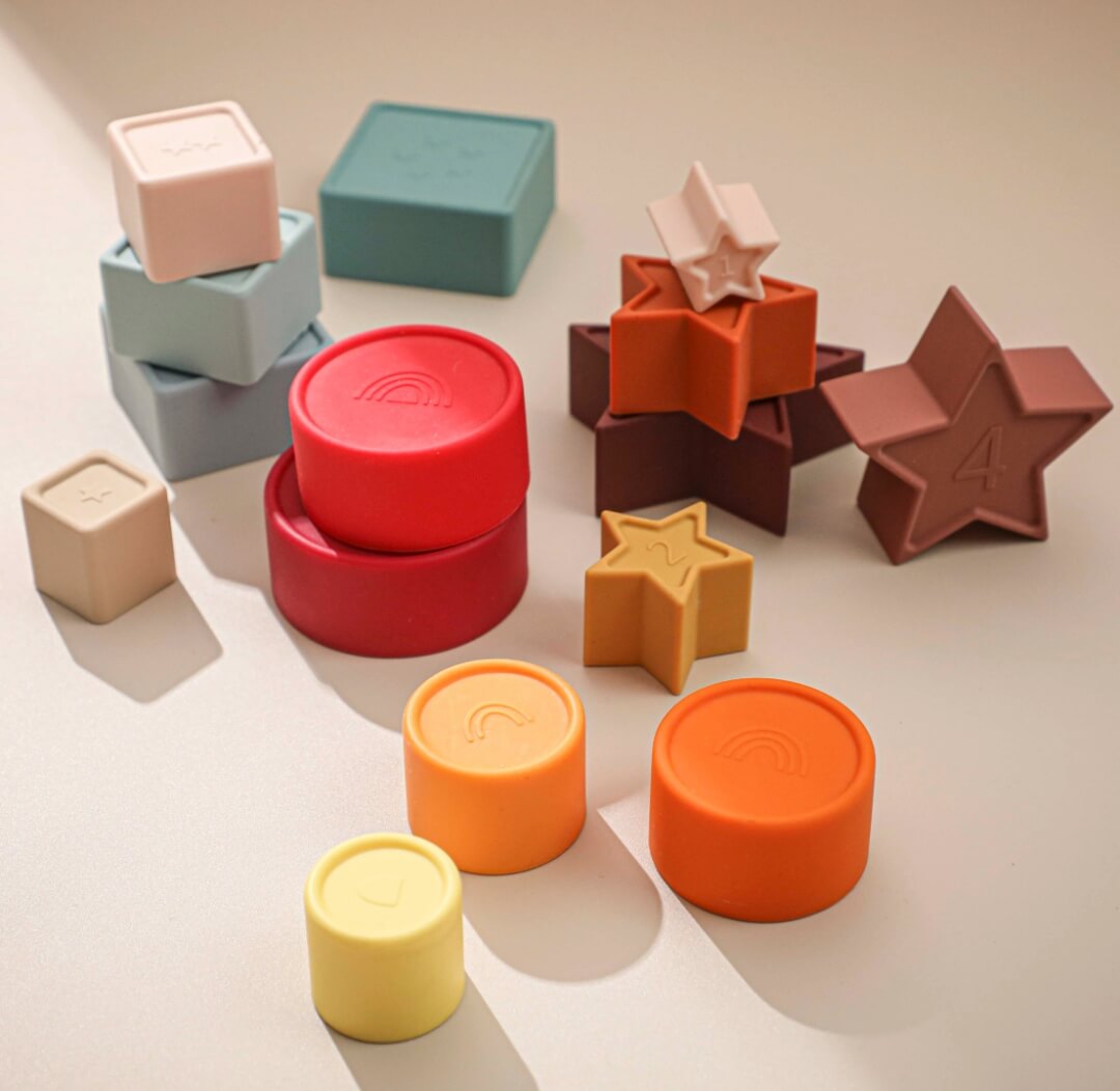 Puzzle σιλικόνης σε διάφορα σχήματα και μεγέθη με ξύλινη βάση.1 Puzzle σιλικόνης σε διάφορα σχήματα και μεγέθη με ξύλινη βάση.