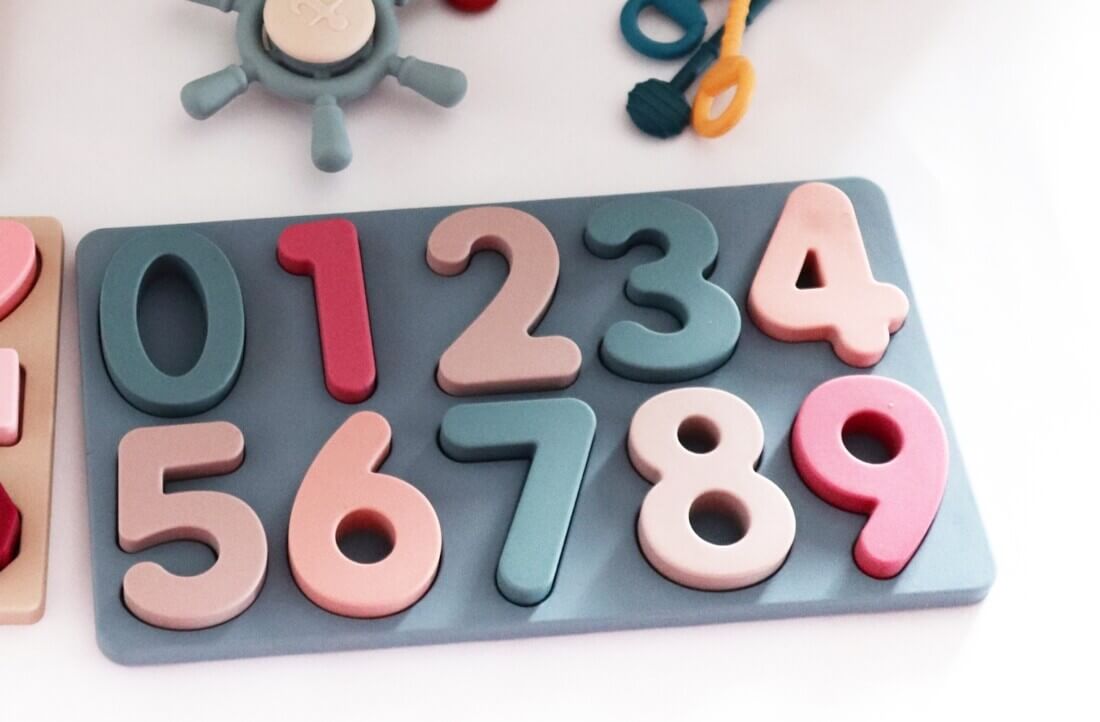 Puzzle σιλικόνης με νούμερα σε βάση από σιλικόνη.